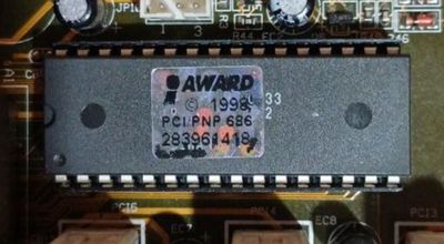 Picture of the BIOS flash chip with a holographic sticker that says AWARD ©1998 PCI/PNP 686